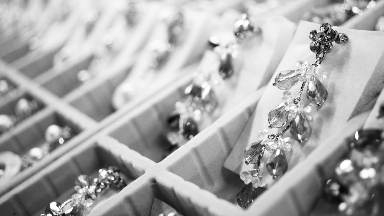 pexels-khairul-onggon-908184 jewelry